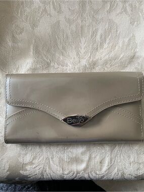 Beijo Women's Gray Glossy Clutch Wallet